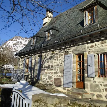 Charmante Maison Au Coeur Du Parc Des Volcans: Cheminee, Jardin Cloture, Ideale Randonnee - Fr-1-742-485 Holiday home