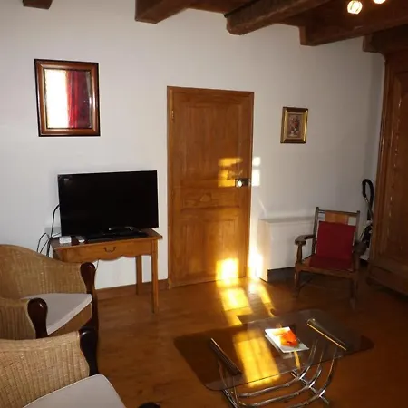 Holiday home Charmante Maison Au Coeur Du Parc Des Volcans: Cheminee, Jardin Cloture, Ideale Randonnee - Fr-1-742-485 *