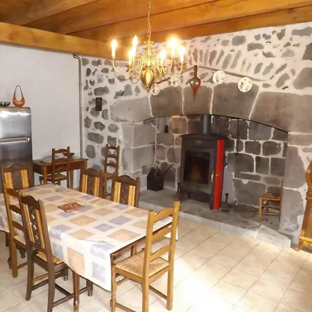 Charmante Maison Au Coeur Du Parc Des Volcans: Cheminee, Jardin Cloture, Ideale Randonnee - Fr-1-742-485 *