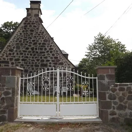 Charmante Maison Au Coeur Du Parc Des Volcans: Cheminee, Jardin Cloture, Ideale Randonnee - Fr-1-742-485
