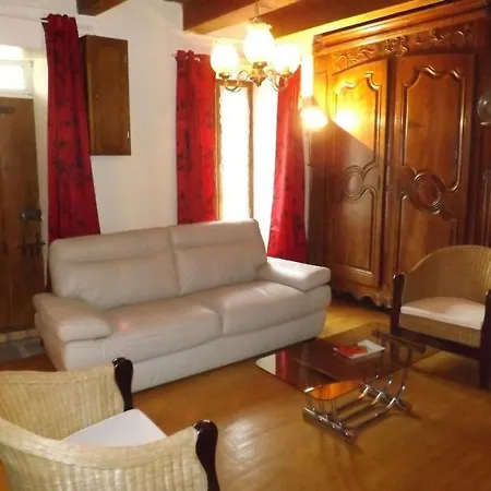 Charmante Maison Au Coeur Du Parc Des Volcans: Cheminee, Jardin Cloture, Ideale Randonnee - Fr-1-742-485 *